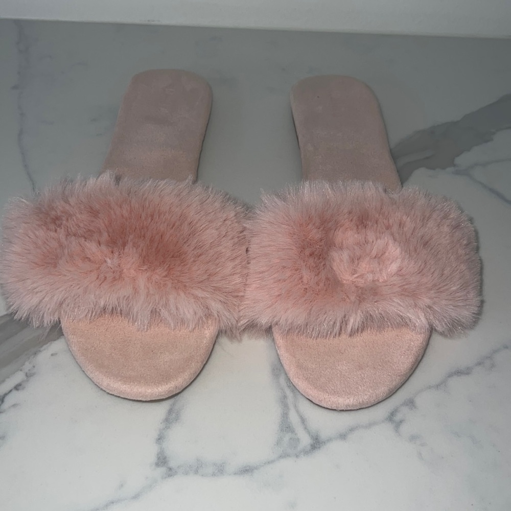 Forever 21 furry flip flop sandals